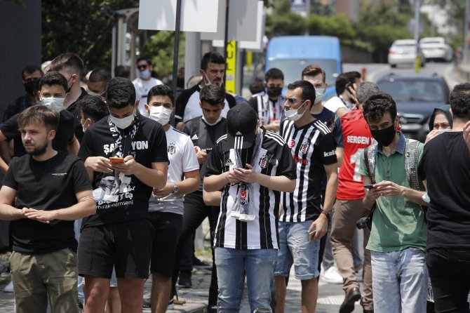 Beşiktaş Taraftarları Sergen Yalçın’ın Evinin Önünde Toplandı