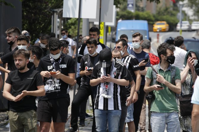 Beşiktaş Taraftarları Sergen Yalçın’ın Evinin Önünde Toplandı