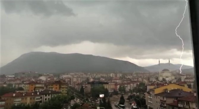Karabük’te Yıldırım Düşme Anbean Kaydedildi