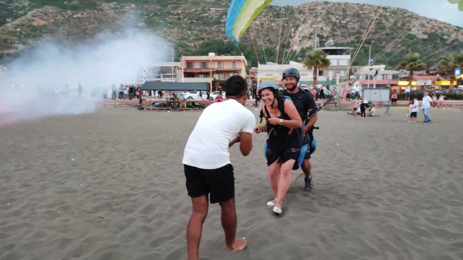 İ̇tfaiye Erinden Yamaç Paraşütlü Evlilik Teklifi