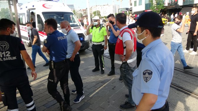 Tramvay Durağında Uyuşturucu Krizine Giren Şahıs Polisi Harekete Geçirdi