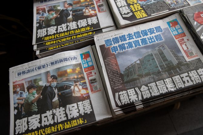 Hong Kong’da Muhalif Apple Daily Gazetesi Cumartesiye Kadar Kapatılacak