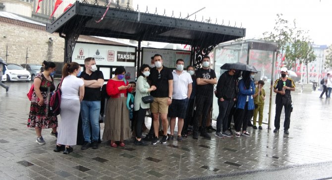 Taksim’de Sağanak Yağışa Vatandaşlar Hazırlıksız Yakalandı