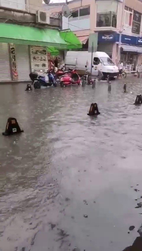 Aniden Bastıran Yağış, Cadde Ve Sokakları Göle Çevirdi