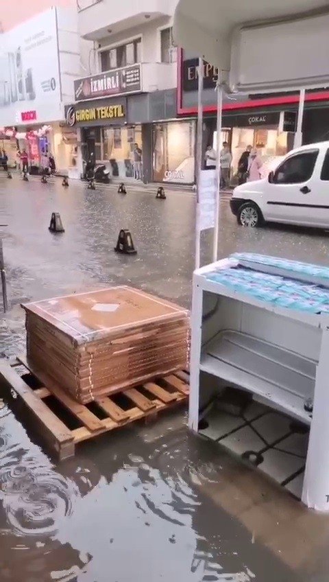Aniden Bastıran Yağış, Cadde Ve Sokakları Göle Çevirdi