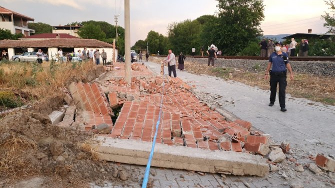 Fırtınanın Yıktığı Duvarın Altında Kalan Kadın Hayatını Kaybetti