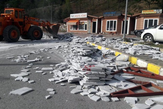 Hareket Halindeki Tırın Üzerindeki Mermerler Yola Devrildi