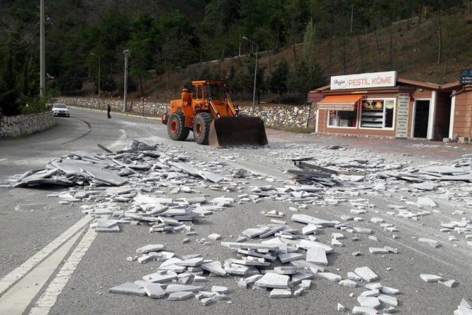 Hareket Halindeki Tırın Üzerindeki Mermerler Yola Devrildi