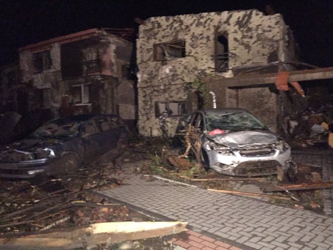 Kasırga, Çekya’yı Yerle Bir Etti: 150 Yaralı