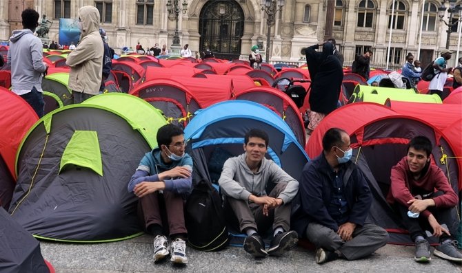 Yüzlerce Düzensiz Göçmen, Paris’in Ortasına Çadır Kurdu