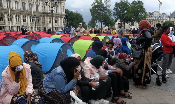 Yüzlerce Düzensiz Göçmen, Paris’in Ortasına Çadır Kurdu