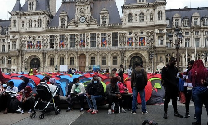 Yüzlerce Düzensiz Göçmen, Paris’in Ortasına Çadır Kurdu