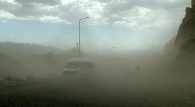 Doğubayazıt’ta Etkili Olan Fırtına Zor Anlar Yaşattı