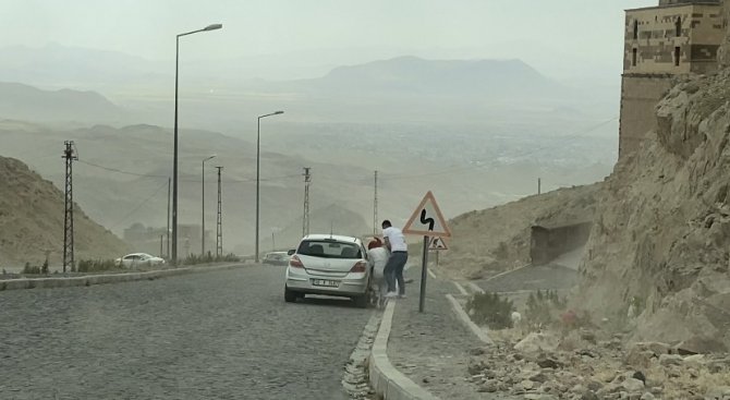 Doğubayazıt’ta Etkili Olan Fırtına Zor Anlar Yaşattı