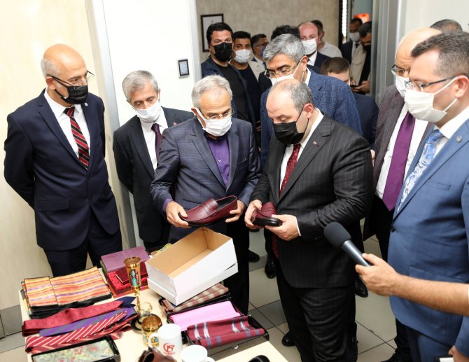 Bakan Varank, Akredite Ayakkabı Test Laboratuvarı’nın Açılışını Yaptı