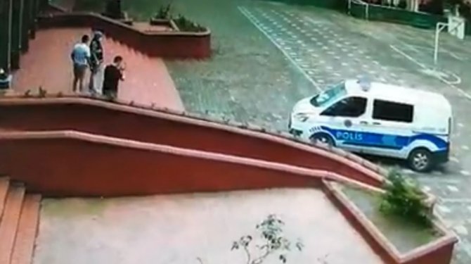 Eksik Evraklı Öğrencinin Yardımına Polis Ekipleri Koştu