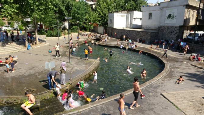 Diyarbakır’da Sıcaktan Bunalan Çocuklar Süs Havuzlarını Doldurdu