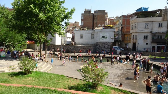 Diyarbakır’da Sıcaktan Bunalan Çocuklar Süs Havuzlarını Doldurdu
