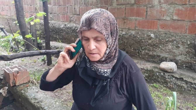 Anne Tavuk Sel Sularında Ölen Yavrusunun Başından Ayrılmadı