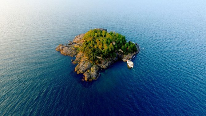 Karadeniz’in Yaşanılabilir Tek Adası Ziyaretçilerini Ağırlamaya Yeniden Başladı