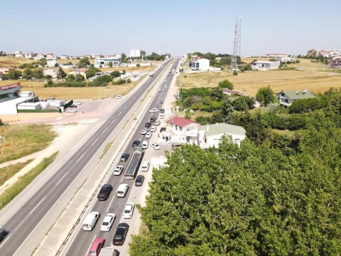 Silivri’de İki Araç Çarpıştı: 3 Kişinin Yaralandığı Kaza Nedeniyle E-5’te Trafik Kilitlendi