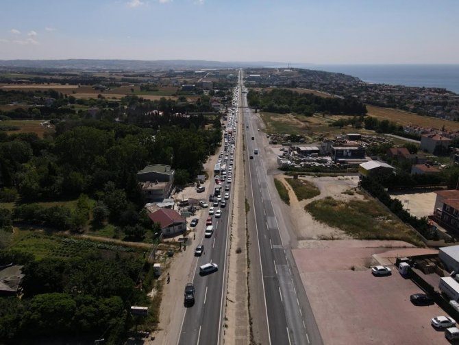 Silivri’de İki Araç Çarpıştı: 3 Kişinin Yaralandığı Kaza Nedeniyle E-5’te Trafik Kilitlendi