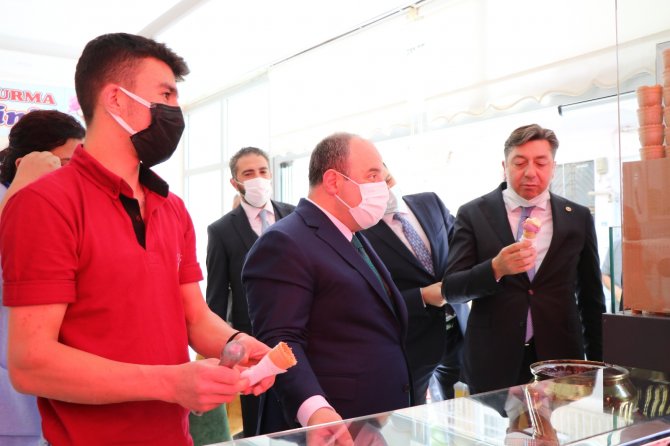 Bakan Varank Sıcaktan Bunalan Takipçilerine Dondurma Servisi Yaptı
