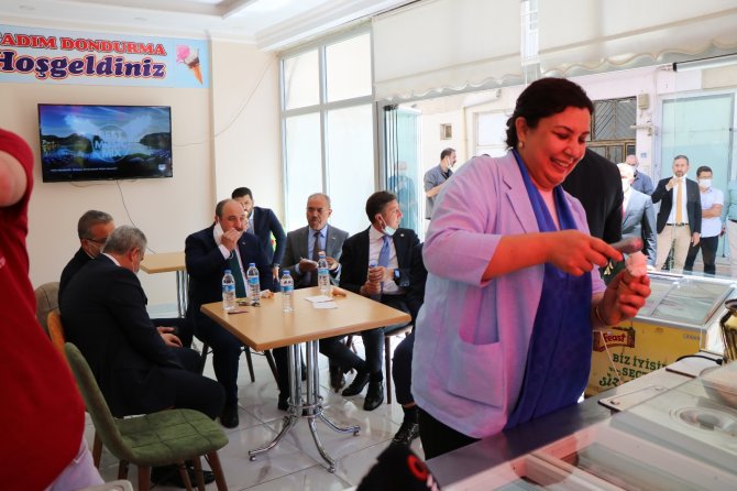 Bakan Varank Sıcaktan Bunalan Takipçilerine Dondurma Servisi Yaptı