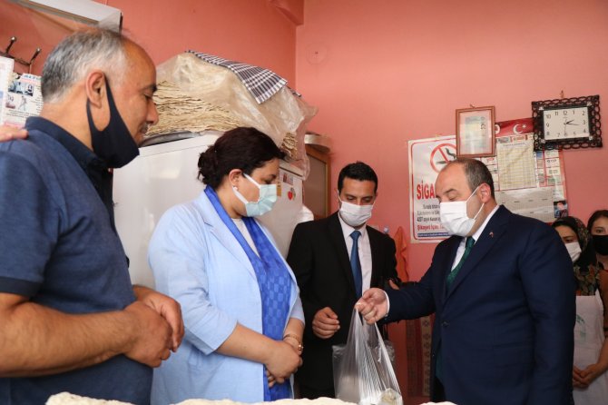 Bakan Varank Sıcaktan Bunalan Takipçilerine Dondurma Servisi Yaptı