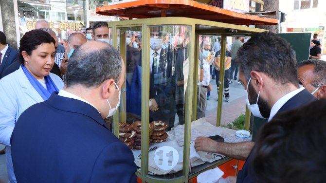 Bakan Varank Sıcaktan Bunalan Takipçilerine Dondurma Servisi Yaptı