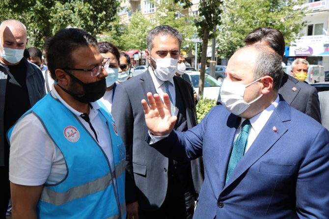 Bakan Varank Sıcaktan Bunalan Takipçilerine Dondurma Servisi Yaptı