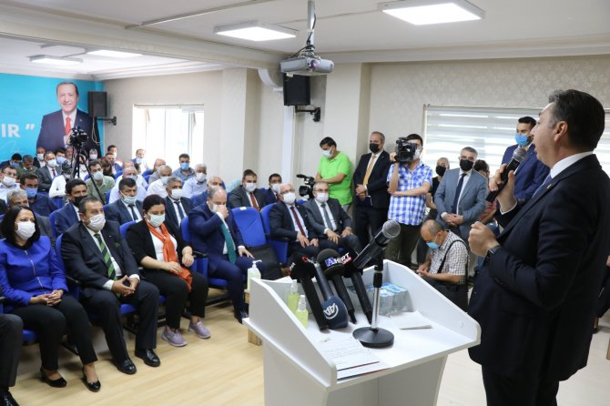 Bakan Varank: Bizim Bakanımız Müsilaj Temizlerken İ̇bb Başkanı Antep’e Gitmiş Baklava Açıyor