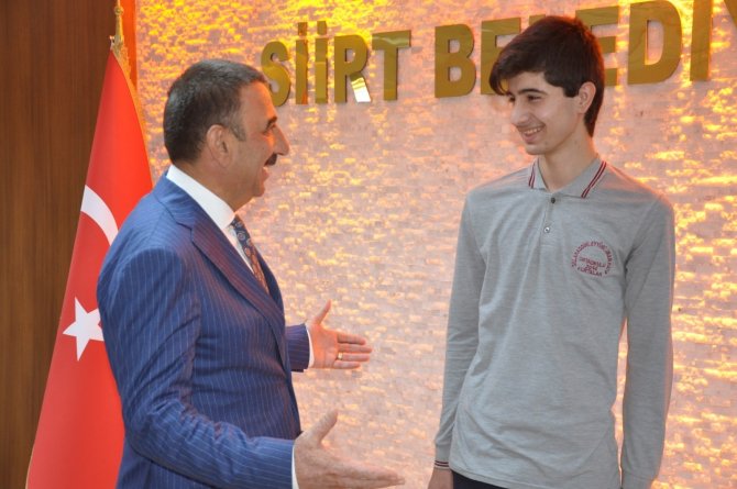 Suriyeli Genç Lgs’de Türkiye Birinciliğini Paylaşan 97 Öğrenciden Biri Oldu