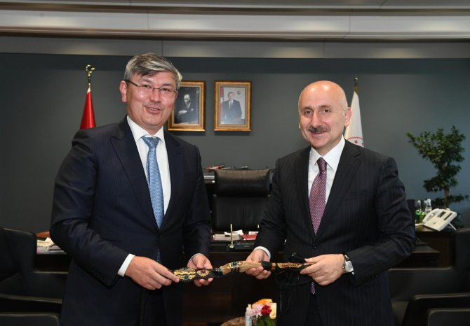 Bakan Karaismailoğlu, Kazakistan Cumhuriyeti Ankara Büyükelçisi Saparbekuly’u Makamında Kabul Etti