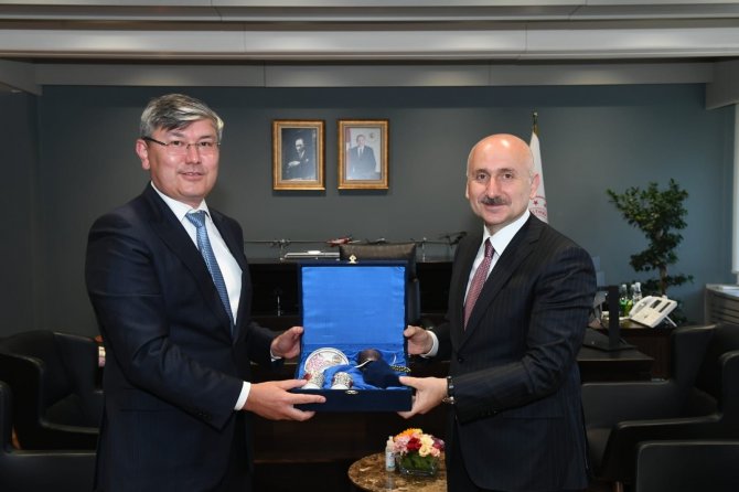 Bakan Karaismailoğlu, Kazakistan Cumhuriyeti Ankara Büyükelçisi Saparbekuly’u Makamında Kabul Etti