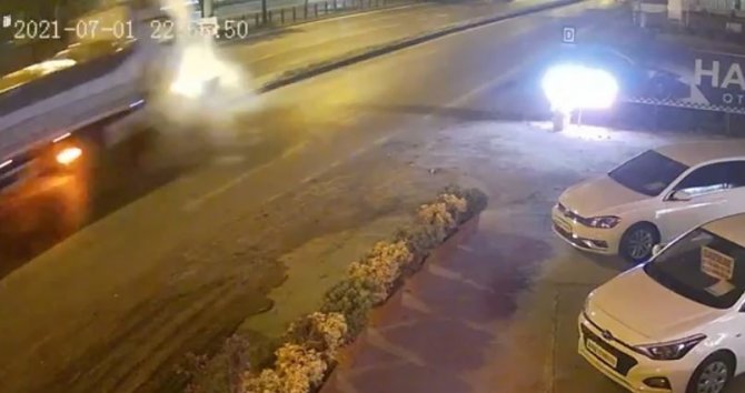 Trafik Yön Tabelasına Çarpan Tır Böyle Patladı