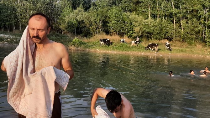 Su Kesintilerini Protesto İçin Derede Banyo Yaptılar