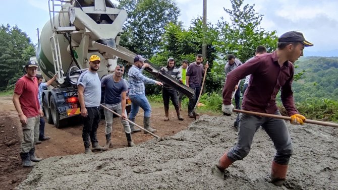 Köyün Gençleri "Her Şeyi Devletten Beklememek Lazım" Dediler, Yayla Yollarına Kendileri Beton Döktüler