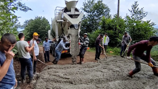 Köyün Gençleri "Her Şeyi Devletten Beklememek Lazım" Dediler, Yayla Yollarına Kendileri Beton Döktüler