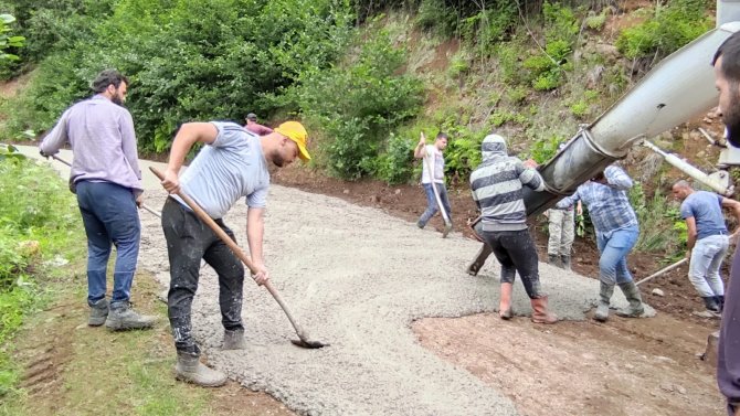 Köyün Gençleri "Her Şeyi Devletten Beklememek Lazım" Dediler, Yayla Yollarına Kendileri Beton Döktüler