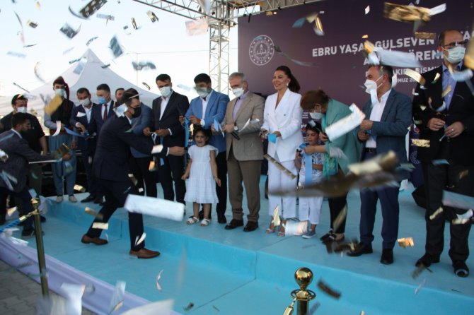 Ebru Yaşar Ortaokulu Coşkuyla Açıldı