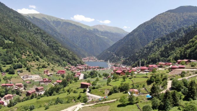 Tam Kapanmanın Ardından Tatilciler Uzungöl’e Akın Etti
