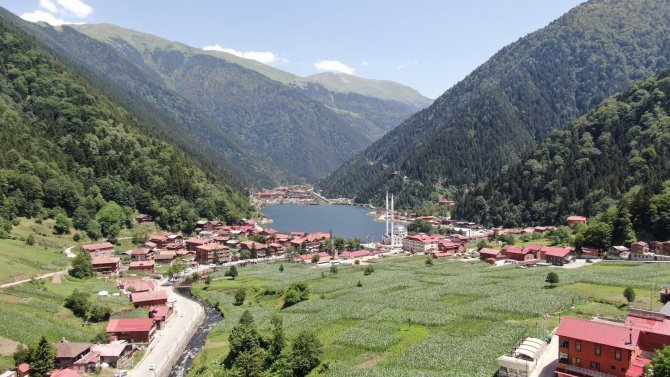 Tam Kapanmanın Ardından Tatilciler Uzungöl’e Akın Etti