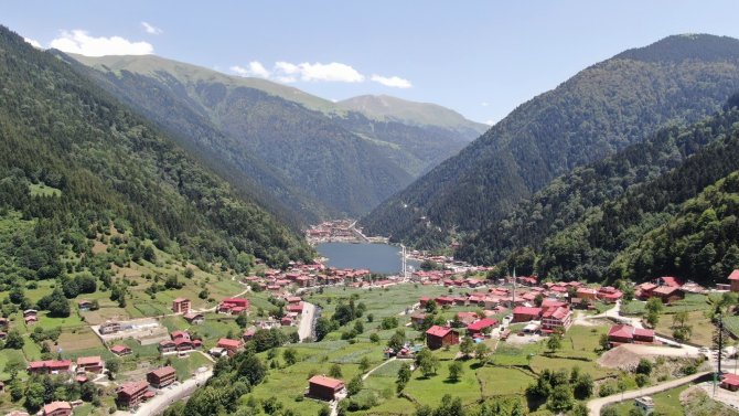 Tam Kapanmanın Ardından Tatilciler Uzungöl’e Akın Etti