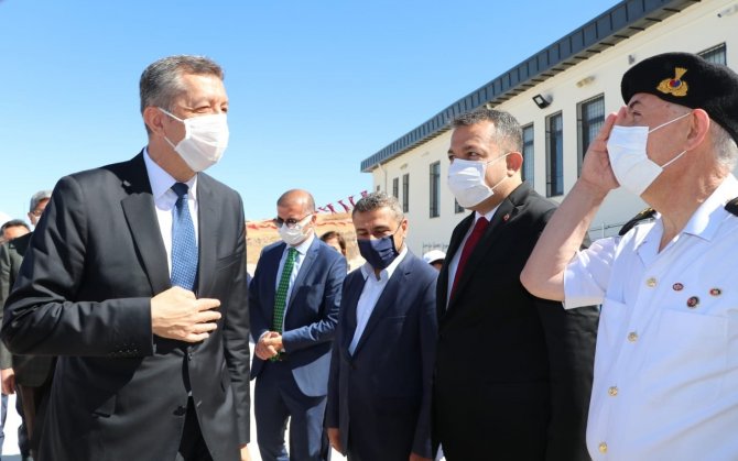 Bakan Selçuk’tan Velilere Çağrı: “Çocuklarını Telefi Eğitimlerine Göndersinler”