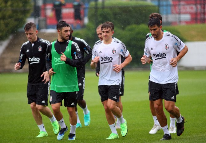 Beşiktaş Yağmur Altında Çalıştı