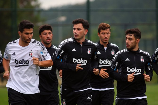 Beşiktaş Yağmur Altında Çalıştı