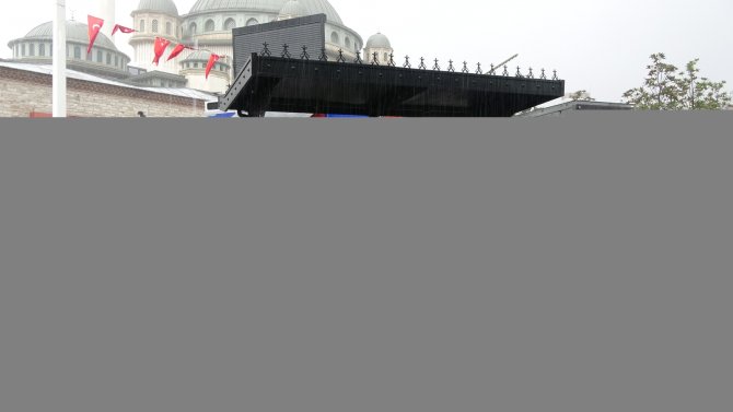 Taksim’de Sağanak Yağış Vatandaşlara Zor Anlar Yaşattı