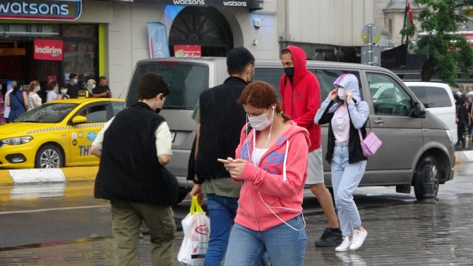 Taksim’de Sağanak Yağış Vatandaşlara Zor Anlar Yaşattı