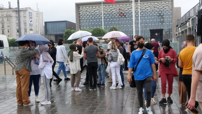 Taksim’de Sağanak Yağış Vatandaşlara Zor Anlar Yaşattı